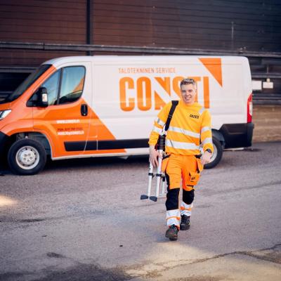 Consti mukana päästötalkoissa.jpg Consti mukana päästötalkoissa.jpg